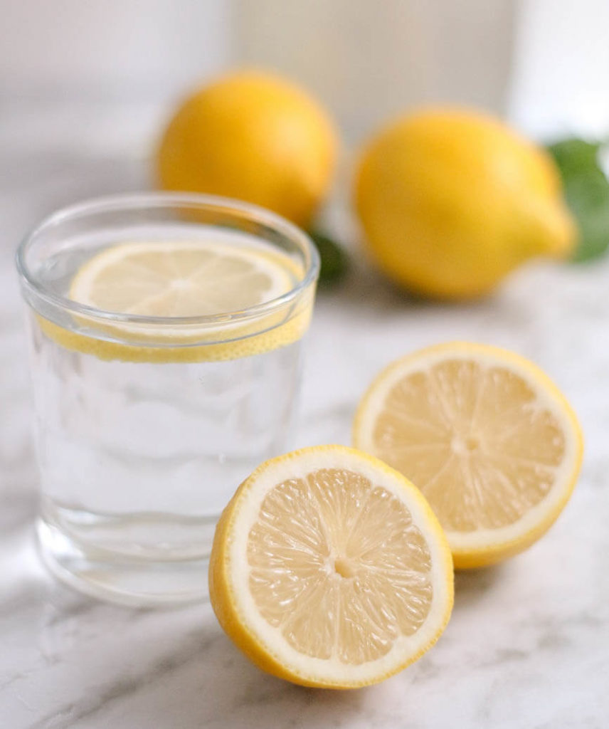 Voda s citrónem